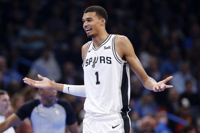 马刺中锋文班亚马被吹技术犯规。（美联社）