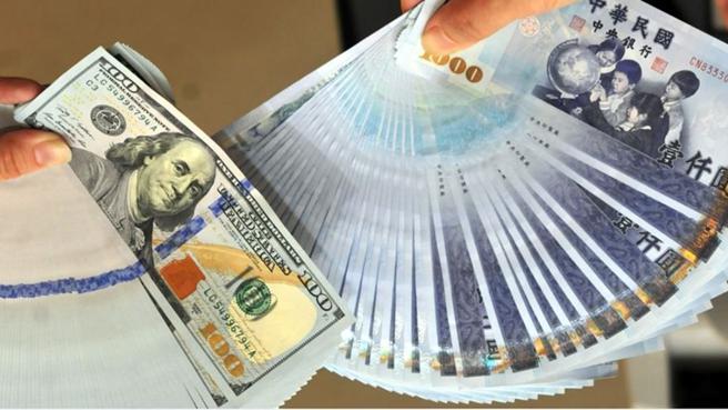 新台幣兌美元隨外資大舉一面倒匯入，匯價一度升破32.1元大關，終場以32.108元、狂升2.22角作收。圖／本報資料照片