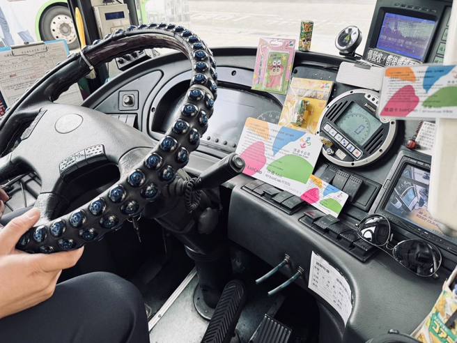 台中一位公车司机日前被偷走自制的巨大版悠游卡，没想到悠游卡公司竟真的制作了官方的巨大版悠游卡，除了送给司机外也开放民眾预购。（翻摄自悠游卡 EasyCard脸书）