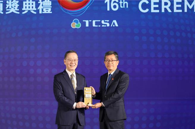 華南金控榮獲TCSA永續報告類白金獎，由華南金控總經理李耀卿（右）代表接受台灣永續能源研究基金會董事長簡又新（左）頒獎。 圖／華南金控提供