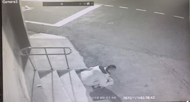 男子在網友的店門口留下不該留下東西。（翻攝Dcard）