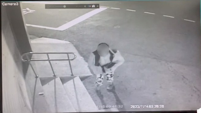 男子先在旁邊張望看有沒有人經過。（翻攝Dcard）