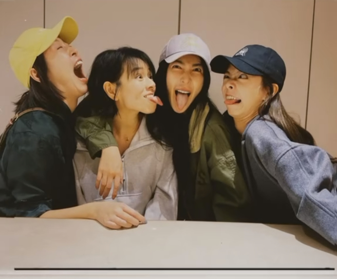 杨谨华、刘品言、宋芸桦、夏于乔四人摆出搞怪表情。（图／翻摄esther88 Instagram）