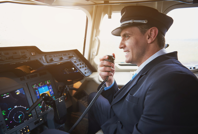 美国航空公司1名机师在他32年的职涯的最后一趟载客飞行发表一段告别致词，乘客欢声雷动。（示意图 Shutter Stock）