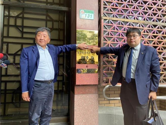 前卫福部长陈时中到台北检察署前按铃控告《美丽电子报》董事长吴子嘉。（本报资料照片／林伟信摄）