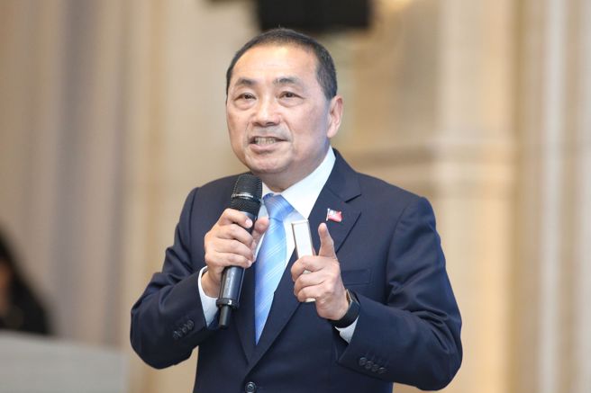 國民黨總統參選人侯友宜今21日下午臨時召開記者會，他提議，明天雙方各派兩個學者專家，就9份民調討論，全程公開，贏的正，輸的副。（圖／吳靜君攝）