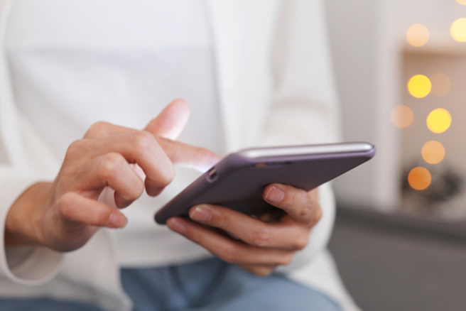 现代人习惯玩手游，但仍有不少人怀念过去的经典电脑游戏。（示意图／shutterstock）