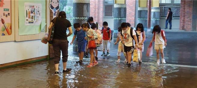 八德区瑞丰国小每逢下雨就变水乡泽国，1楼教室挡水板成标配，议员杨朝伟直斥近年一下雨全校就得总动员戒备，为师生抱屈。（杨朝伟提供／蔡依珍桃园传真）