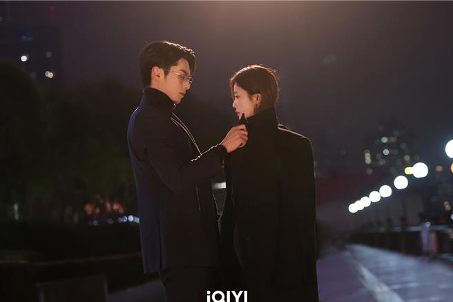 王鹤棣（左）吃醋与白鹿上演霸气雪中吻。（爱奇艺国际站提供）