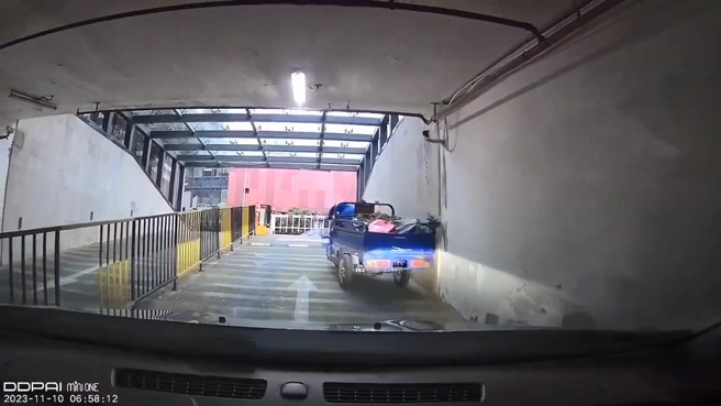驾驶要将车辆开出停车场，前方三轮车突然往后滑。（翻摄爆料公社）