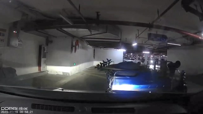 所幸驾驶紧急倒退闪避，才没被三轮车撞到。（翻摄爆料公社）