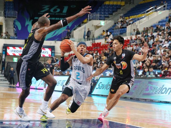 台北富邦勇士巴爾菲特（中）攻下21分。（杜宜諳攝）