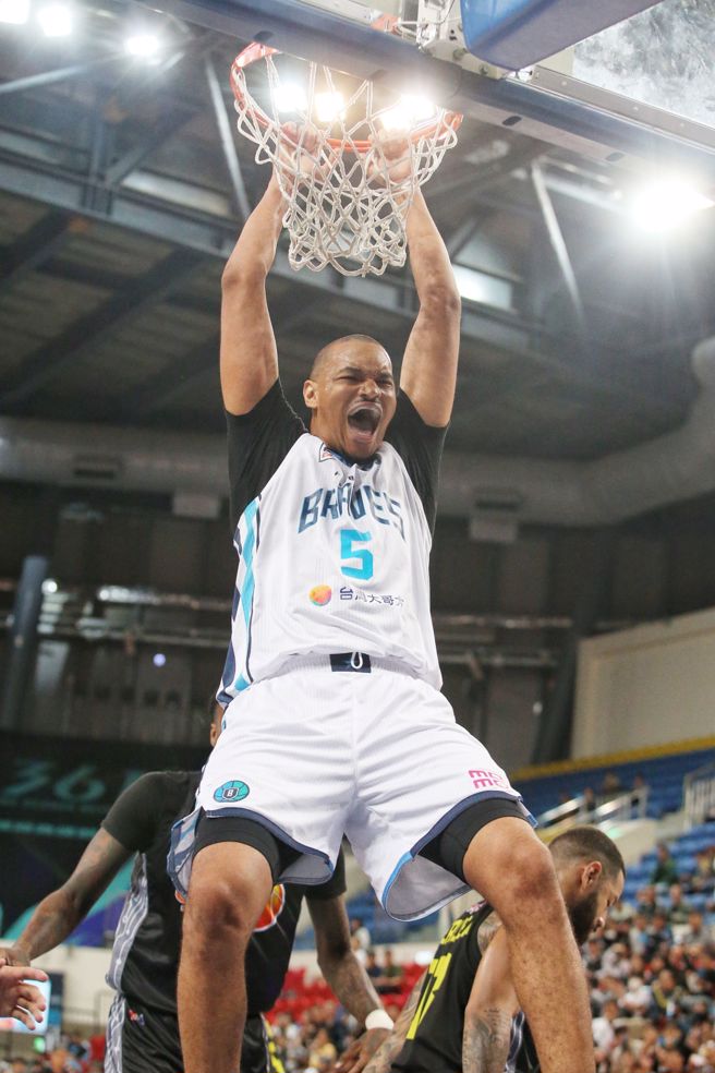 台北富邦勇士強森雙手灌籃。（杜宜諳攝）