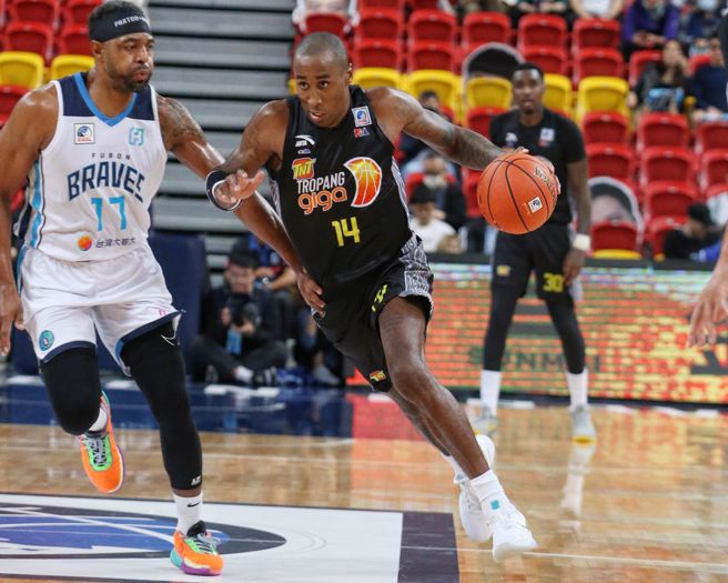 菲律賓電信「約旦Kobe」傑佛森（中）走出腸胃炎陰霾，歸隊貢獻33分、10助攻、6籃板。（杜宜諳攝）