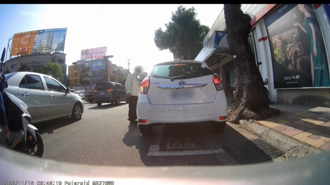 骑车的阿伯暴怒上前怒骂驾驶。（翻摄爆料公社）