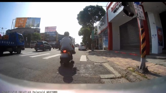 网友骑机车要待转，但是发现有轿车停在待转区。（翻摄爆料公社）