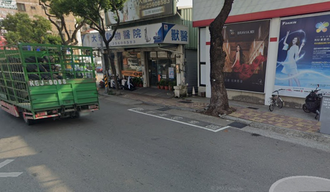 现场待转区有字样标示相当清楚。（翻摄google地图）