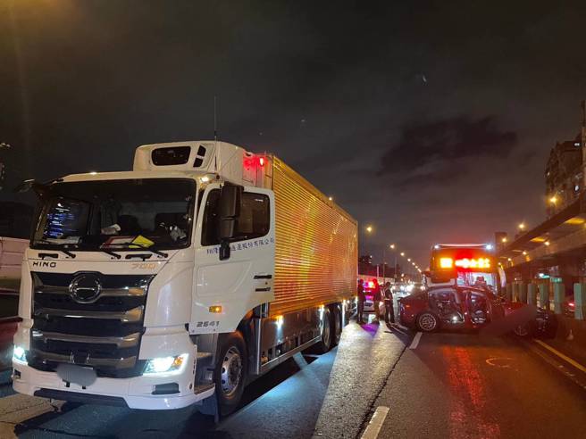 国1汐止高架3车追撞！特斯拉遭2大车夹击，打横占路中。(民眾提供)