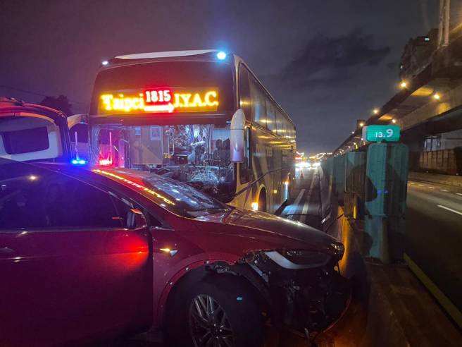 国1汐止高架3车追撞！特斯拉遭2大车夹击，打横占路中。(民眾提供)