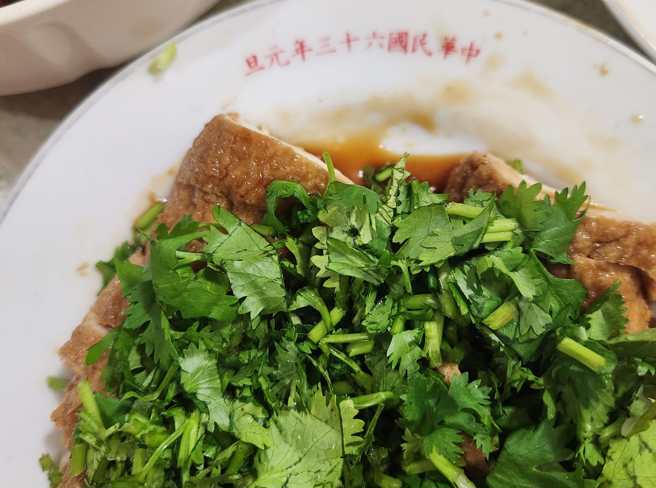 網友分享家中的盤子是民國63年製作的，明年將迎來50大壽。（圖／翻攝自臉書「爆廢公社」）