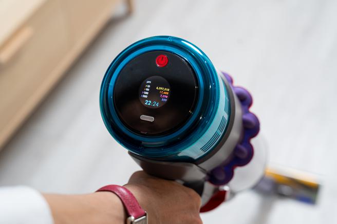 Dyson吸尘器配备LCD 萤幕，能即时分类显示脏污，让清洁表现一目了然。（Dyson提供／古明弘台北传真）