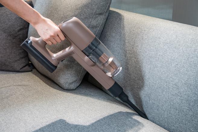 伊莱克斯极适家居700 轻量无线湿拖吸尘器，1万6900元。（伊莱克斯提供／古明弘台北传真）
