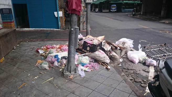 总有宵小之徒习惯偷偷乱丢垃圾，让民眾苦不堪言。(图／爆料公社)