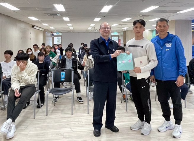 蕭佑然(右二)15日擔任佛光大學奧運菁英講座演講嘉賓。(佛光大學提供)