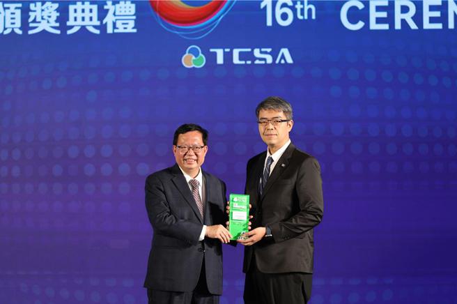 宏全总经理曹宏宇（右）15日出席第16届台湾企业永续奖（TCSA）」颁奖典礼，由行政院副院长郑文灿，亲自颁奖表扬。图／宏全提供