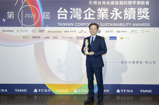 台達榮獲2023年《台灣企業永續獎》八項大獎，台達人資長陳啟禎代表領取殊榮。圖／台達提供