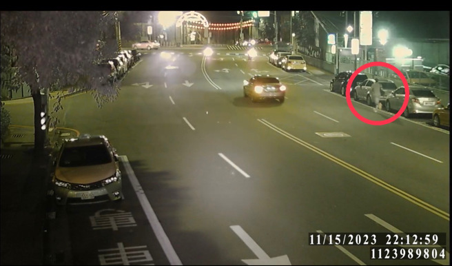 男子对空鸣枪后，快速离开现场。（警方提供）