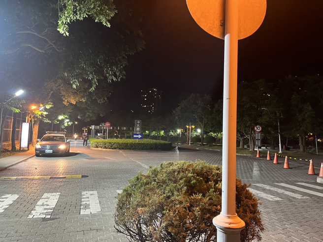 男子对空鸣枪现场，只剩下警察。（警方提供）