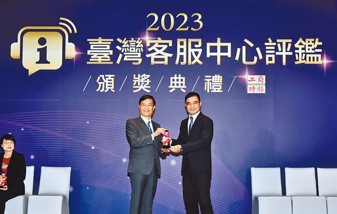 工商时报14日举办「2023臺湾客服中心评鑑颁奖典礼暨论坛」，经济部政务次长陈正祺（左）受邀出席颁奖，远传电信通路暨客服管理群资深副总经理杜伟昱（右）代表受奖。图／顏谦隆