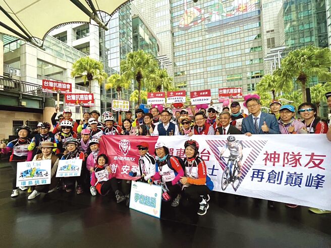 ENERMAX安耐美為保銳科技自有品牌，董事長蘇彥文14日蒞臨現場，給癌友們「走出病房 走入人群」的正向理念。圖／業者提供