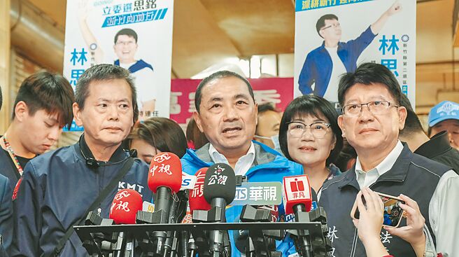 國民黨總統參選人侯友宜（中）14日到竹北市仁義市場拜票，針對藍白合等問題，強調個人小一點，人民、國家大一點。（羅浚濱攝）