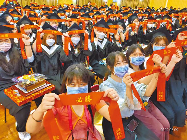 卫福部长薛瑞元14日强调，降低护理国考门槛是因为出题太难，就连硕士毕业也难考及格。图为2022年屏东慈惠医专护理科毕业典礼。（本报资料照片）