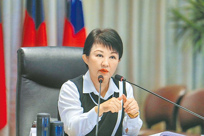 台中市長盧秀燕14日在市府市政會議表示，包括綠美圖、會展中心及巨蛋，都是市府自籌款項興建，她並抨擊民進黨總統參選人「捷運延伸南投」的政見根本是芭樂票。（林欣儀攝）