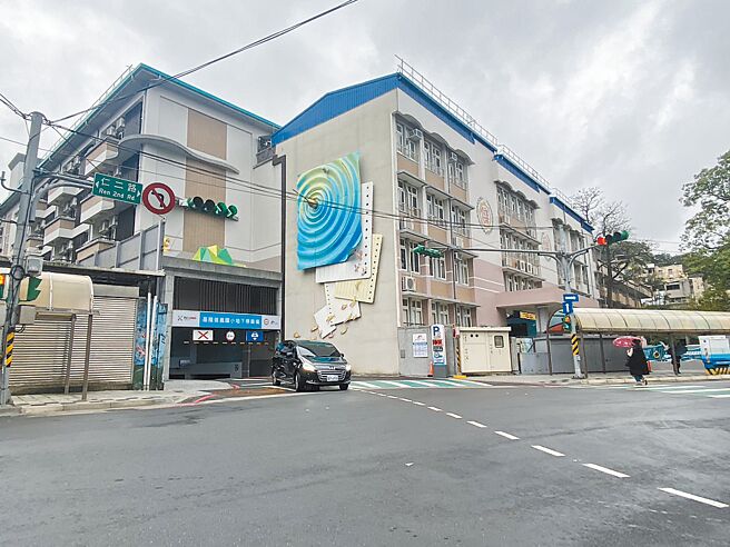 基隆市信義國小停車場興建工程動支基隆市教育基金近5.6億元，市長謝國樑承諾將會逐年讓經費回歸教育基金。（張志康攝）