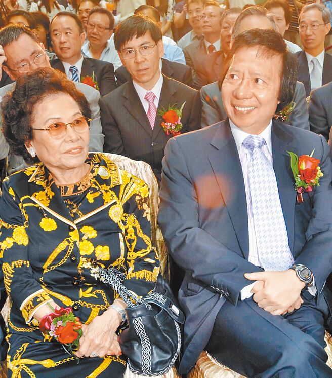 香港新鸿基地产创办人郭得胜的遗孀邝肖卿（左），财富上涨至720亿人民币，首次成为中国女首富。（中新社）