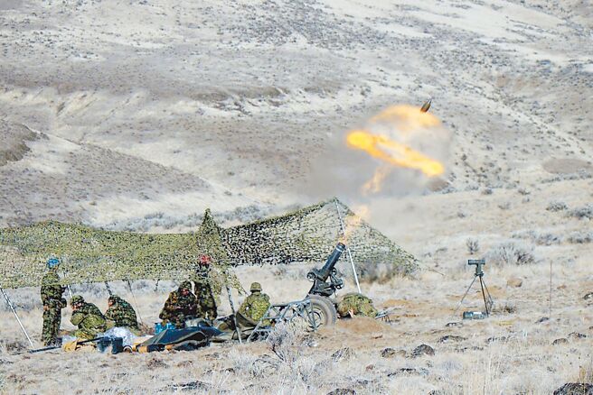 日本近期演习频频，11月迄今已举行或参与4场演训。图为日本陆上自卫队在美国亚基马训练场进行实弹射击演练。（摘自日本自卫队官网）