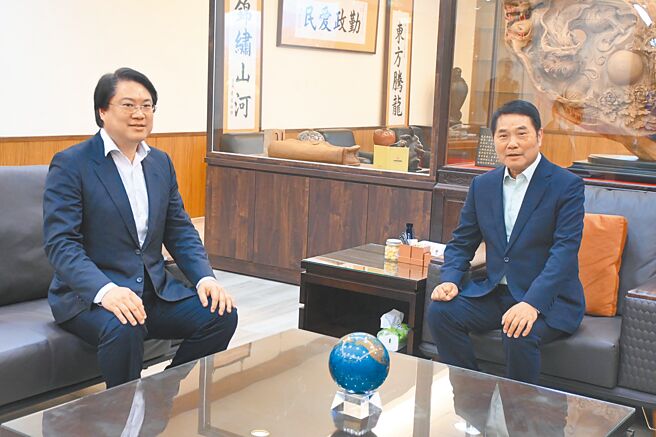 苗栗縣警察局廳舍已老舊不敷使用，苗栗縣府規畫異地重建，總經費估算約23.4億多元，內政部長林右昌（左）14日參訪苗栗縣府、縣警局時，苗栗縣長鍾東錦（右）爭取中央支持，林則說，今年10月已核定縣警局重建計畫，將補助14億餘元，若縣府有其他需求或計畫，再另外提案。（李京昇攝）