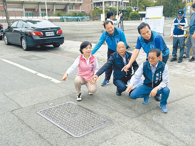 台中市潭子区雅潭路1、2段路面破旧，道路坑坑疤疤，立委杨琼璎（左）争取中央经费改善，14日到现场会勘。（陈淑娥摄）