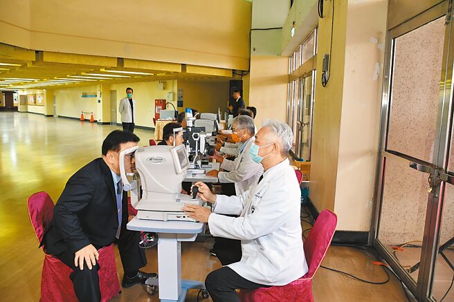 彰化縣衛生局14日在彰化縣立體育館舉辦「彰化守護長者視力—睛睬亮眼計畫」，預計將舉辦226場，將讓1萬6500人次長者受益。（孫英哲攝）