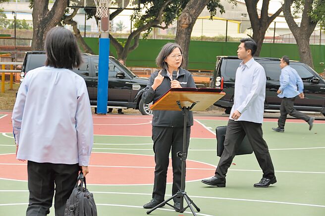 蔡英文总统（左二）14日南下云林县关心虎尾高中宿舍改建，突然请学生们靠近听演讲，脱稿演出让随扈紧张不已。（张朝欣摄）