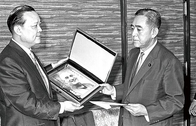 1969年，美国总统尼克森与日本首相佐藤荣作达成协议，琉球列岛施政权将于1972年归还日本。图为1965年中华民国外交部长沈昌焕在东京拜会日本首相佐藤荣作。（本报资料照片）