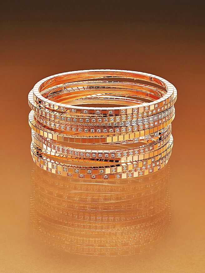 Ice Cube珠宝以6个刻面、12 道棱边和8个尖端打造立体方块，并藉由灵活的排序组合，构筑出简约纯粹的珠宝廓形。（CHOPARD提供）