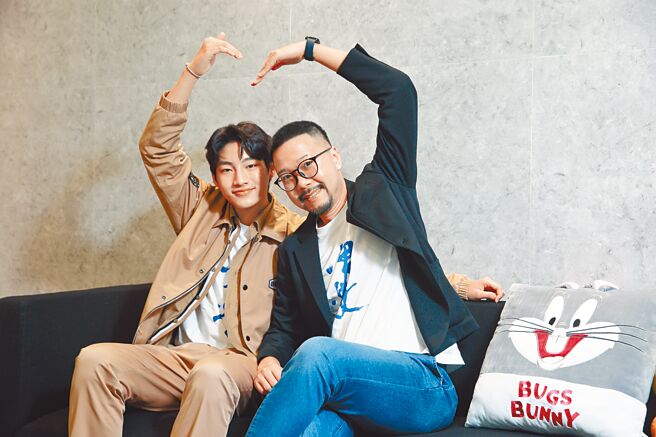 本届金马奖最佳新演员入围者胡语恒（左）与导演许立达接受专访。（张铠乙摄）