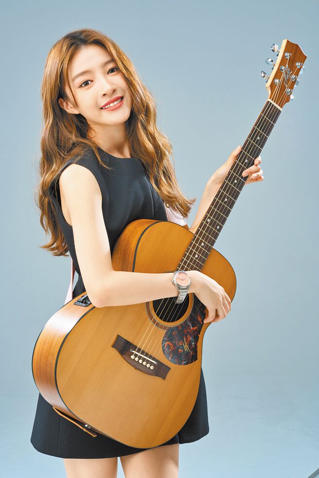 「最美星二代」韓菲受邀進棚拍攝ORIS時尚專題，抱著吉他展露甜美笑容，青春無敵。（JOJ PHOTO攝，圖片企畫／中時時尚，服裝提供／Tory Burch）