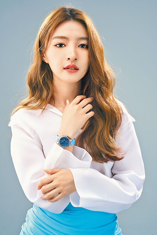 韓菲坦承私下的她很內向害羞，是個社交廢物，為了熱愛音樂才鼓起勇氣勇闖歌壇，佩戴ORIS色彩繽紛的Aquis女表甜美入鏡。（JOJ PHOTO攝，圖片企畫／中時時尚，服裝提供／Tory Burch）