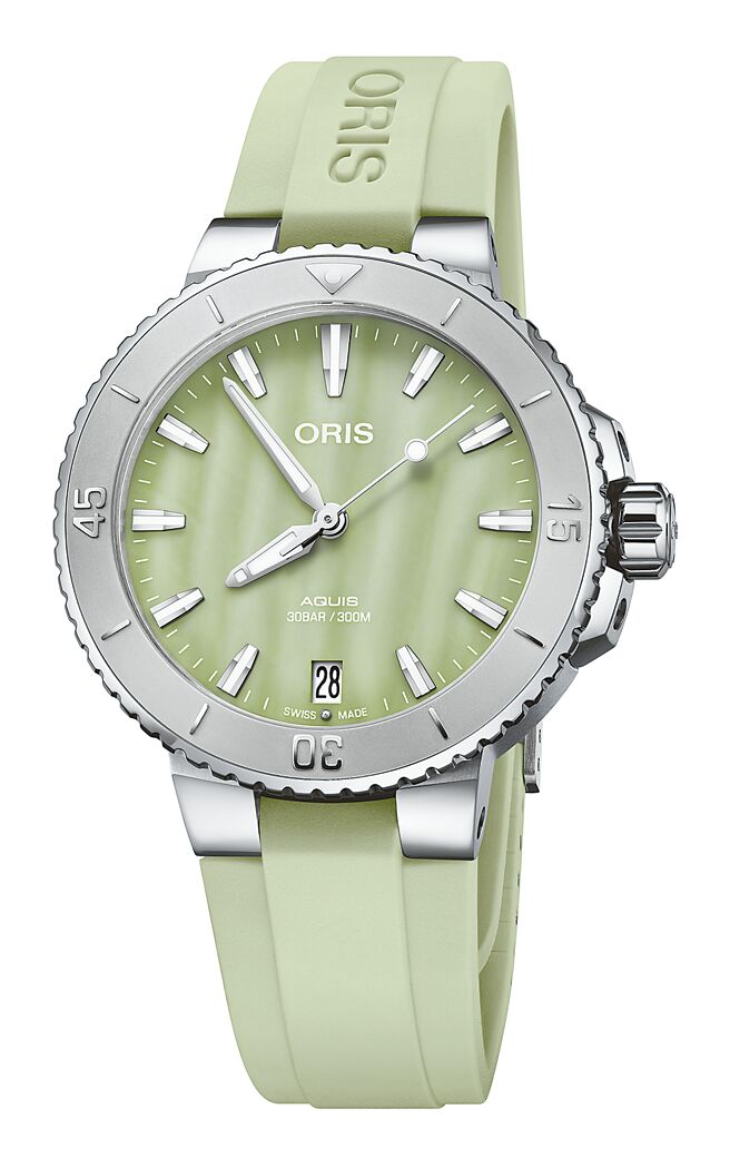 ORIS Aquis日期腕表，水藍綠款，6萬5000元。（ORIS提供）